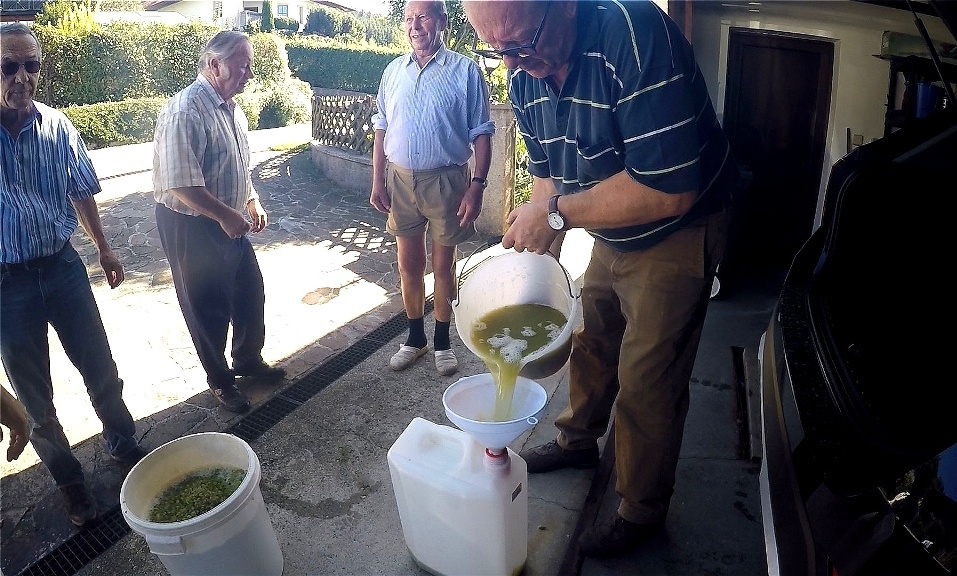 Der Traubenmost wird umgefüllt