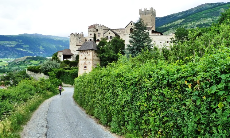 Aufwärts an der Churburg vorbei