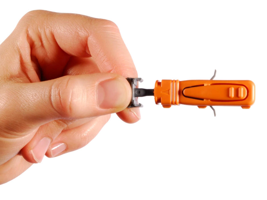 ..nato ga zavrtite v levo in ga odstranite s z lancete.