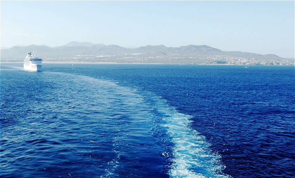 Wir lassen die Schwesternstädte San Lucas und San Josè wieder hinter uns - gerne wären wir noch geblieben !
Im Kielwasser das Schwesternschiff die "Norwegian Star".