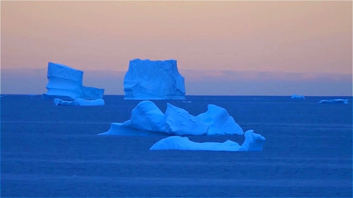 Eisberge in der Abendämmerung