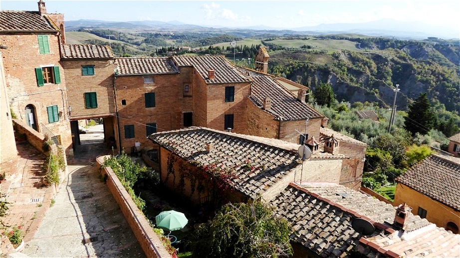 Der höchste Punkt des Ortes wartet mit einem herrlichen Rundblick auf !