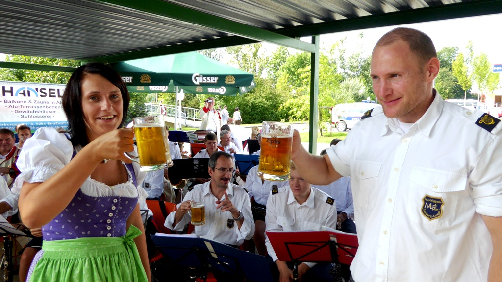 Nach dem Dirigieren des Ehrenmarsches wird mit Kathrin Günzinger angestoßen !