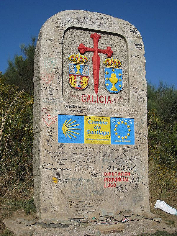 Hier steht der Grenzstein Galiciens.
Nun wandern durch das grüne Galicien