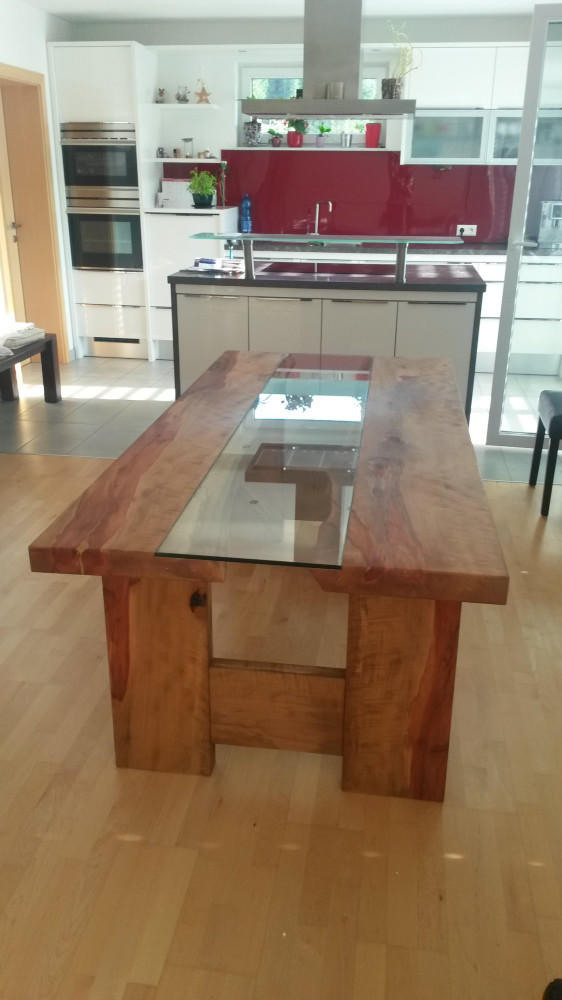 Masivna miza iz hruškovega lesa v kombinaciji s steklom