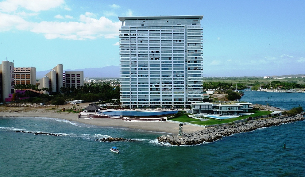 Vorbei an modernen Hotelbauten
verlassen wir wieder das Hafenbecken.