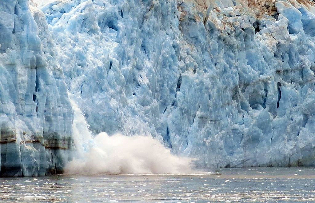 Donnernd stürzt ein Eisturm ins Wasser !