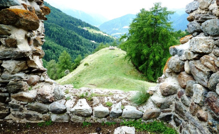 Blick nach Süden von der Schlossruine Matsch
das Matschertal (=Saldurtal) hinaus