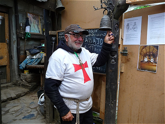 Herbergsvater Tomàs - einer der bekanntesten Persönlichkeiten des Camino - Die Glocke ertönt als Gruß sobald wir uns der Herberge nähern