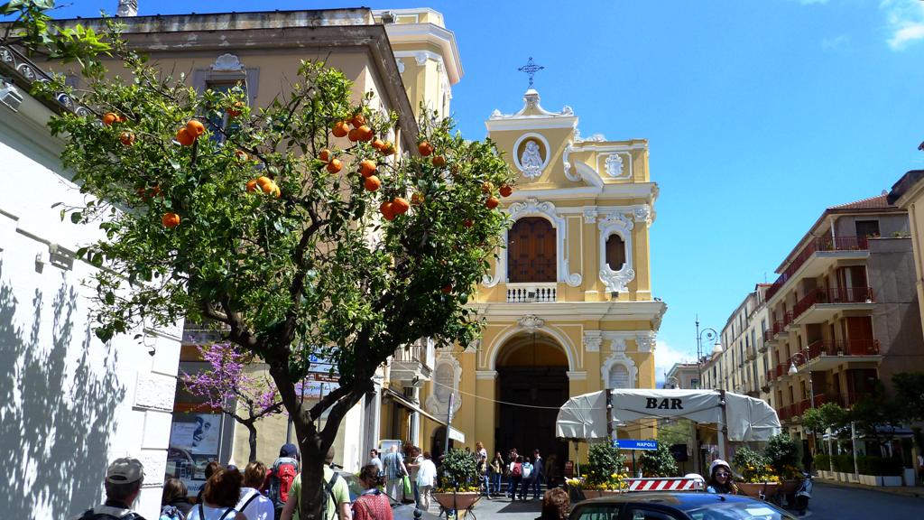 Kirche der Heiligen Madonna del Carmine auf der Piazza Tasso
1572 errichtet, ist der heiligen Madonna von Carmelo geweiht