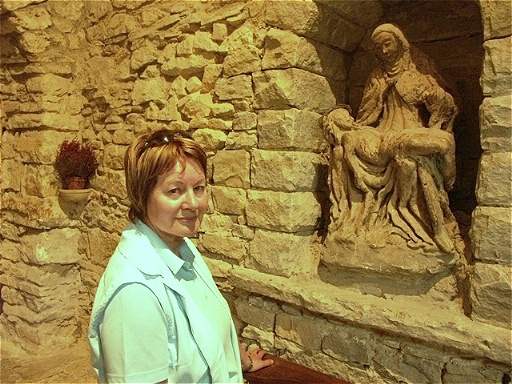
Irene vor Pieta im Kloster Montecasale
Sie soll Michelangelo als Vorlage für die Pieta im Petersdom gedient haben !
