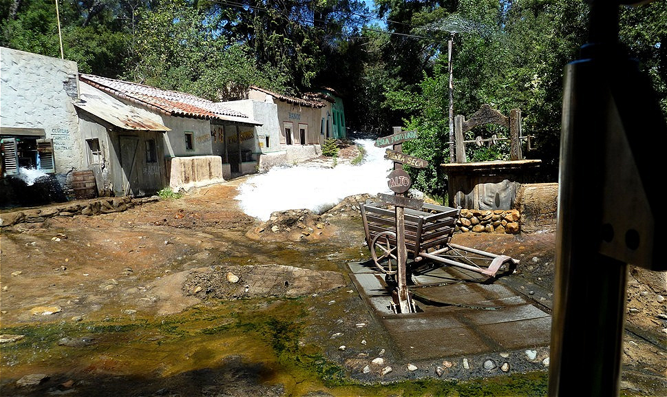 Western-Kulisse Alt - Mexico
Nach einem Wolkenbruch stürzt eine Flutwelle die Dorfstraße herab.