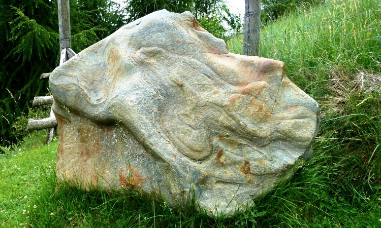 Stein mit Profil eines Kopfes