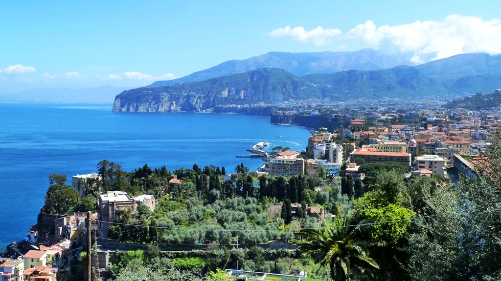 Die Stadt Sorrent liegt über schwarzen Steilklippen aus dunklem vulkanischem Gestein auf einer Tuffsteinterrasse. Sorrent wird von imposanten Felsen des Kalksteingebirges umgeben