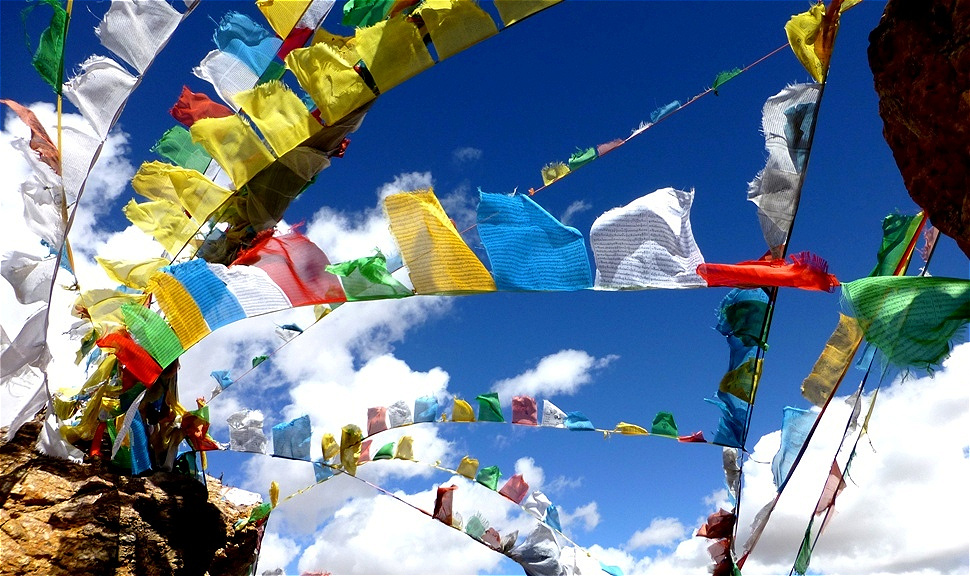 "Windpferde" - Gebetsfahnen im Wind