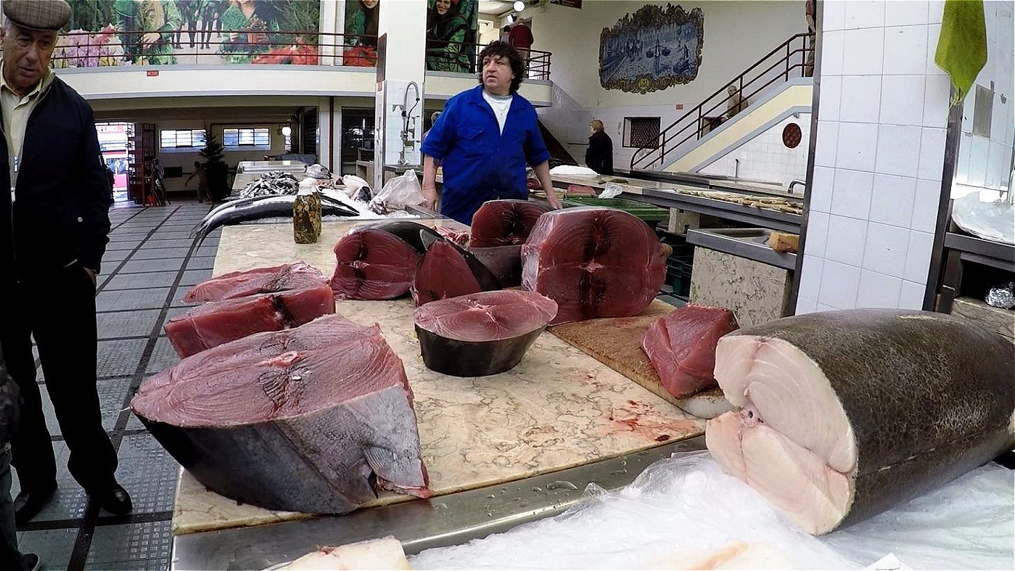 Im Untergeschoß - der Fischmarkt - Thunfischsteak gefällig ?