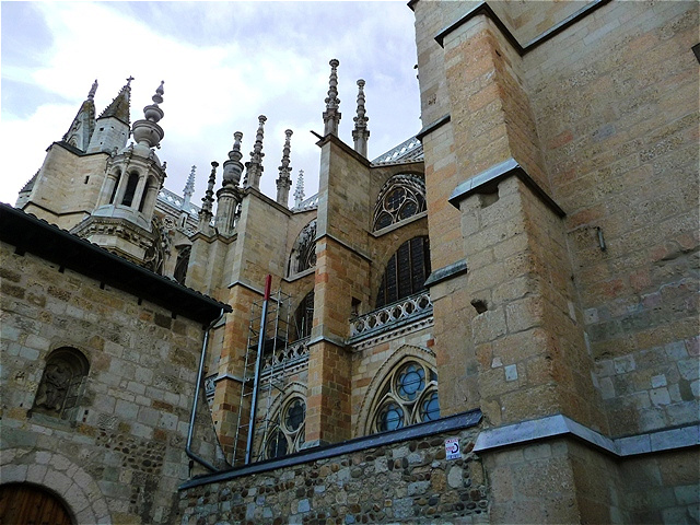 Seitenansicht - die Kathedrale ist ca. 90 m lang und 30 m breit