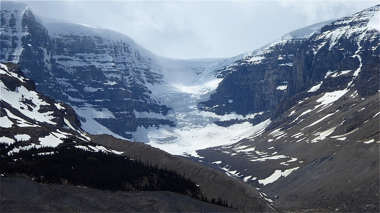 Der Gletscher "fließt" ins Tal
