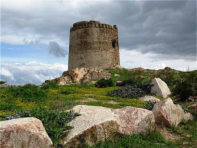 Der Spanische Wehrturm beherrscht Küstenlinie und Ort
