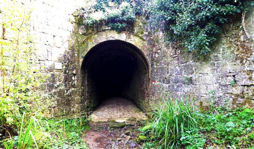 Der " Canale de Granduca" - Bauzeit des unterirdischen Kanals von 1766 - 1777 - Länge 2173 Meter - zur Trockenlegung eines Sees in der heutigen "Pian del Lago"