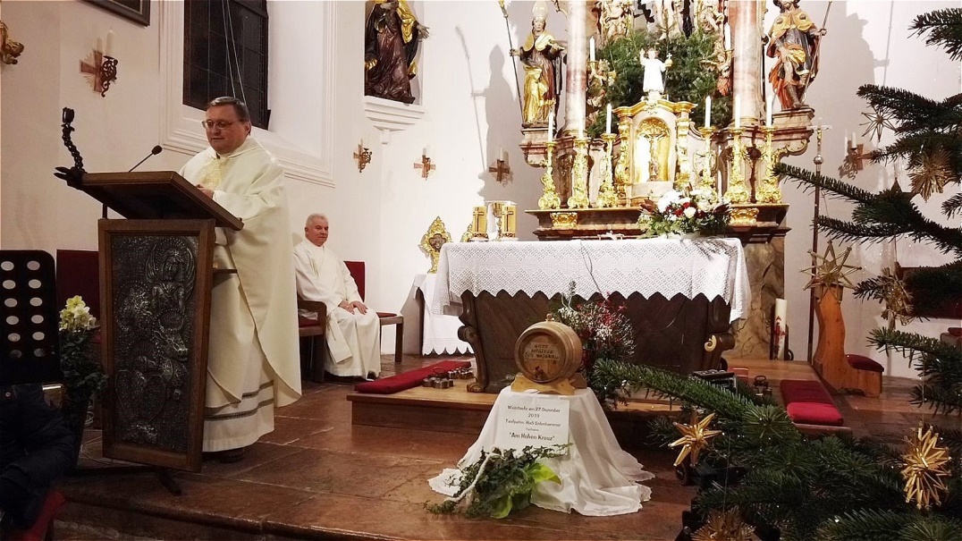 Der Täufling wartet in einem kleinen Fass