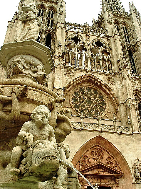 Detailansicht - Brunnen und Westfassade