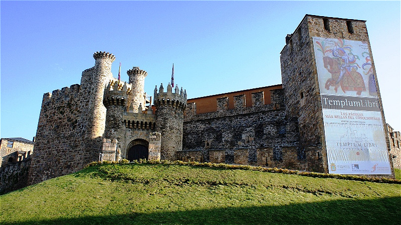 Templerburg aus dem 15. Jh. Die Ruinen der "Alten Burg" aus dem 13.Jh. liegen im Inneren des Festungsareals
