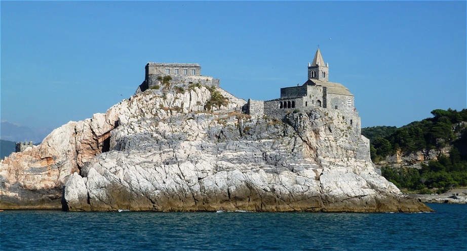 San Pietro auf einem Felsen vom Meer umspült