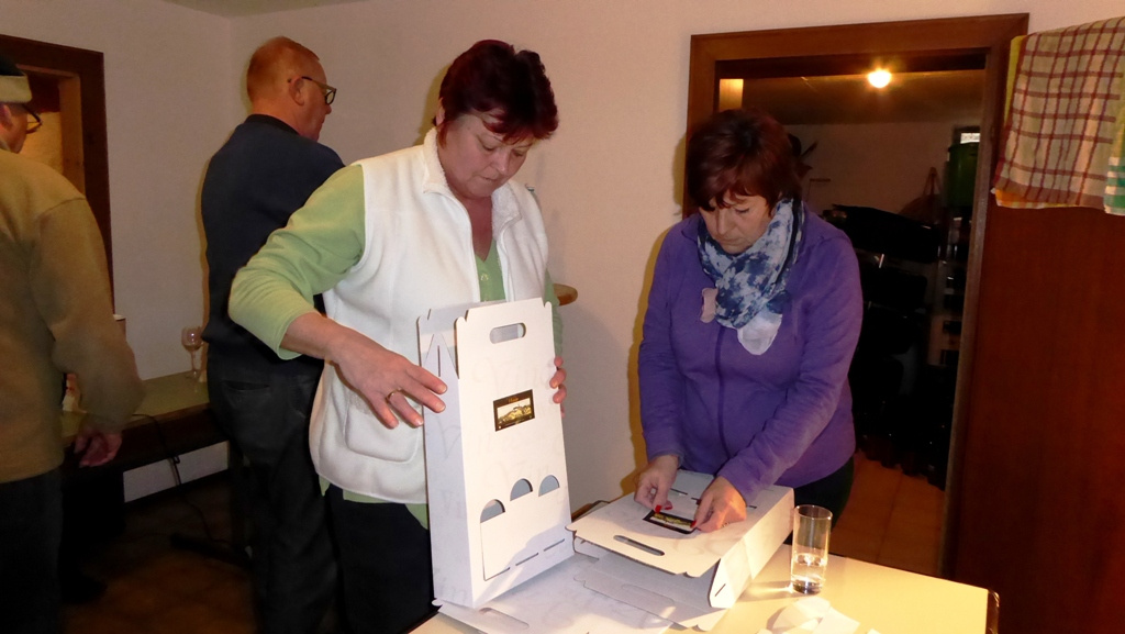 Die Kartons für die Verpackung werden vorbereitet !