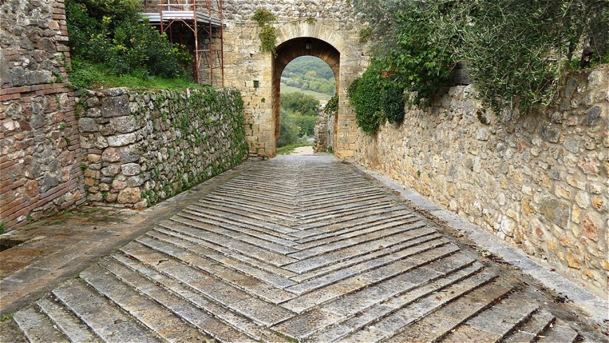 Kunstvoll verlegtes Steinpflaster bei der Porta di sotto, auch Porta San Giovanni