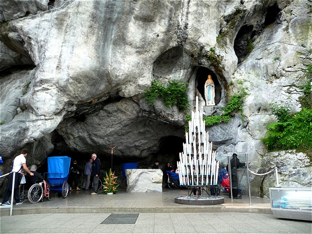 Grotte der Marienerscheinungen
1858 soll Bernadette Soubirous nahe der Grotte Massabielle (massevieille ‚alter Fels‘) mehrfach Erscheinungen in Form einer weiß gekleideten Frau gehabt haben