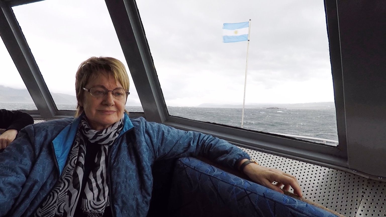 Irene zieht das geheizte Innere des Schiffes vor !