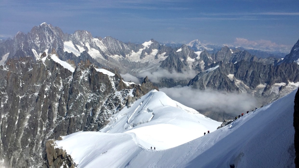 Ausgesetzter Schneegrat hinunter zum Col du Midi (3532 m). und zum Refuge des Cosmique (3613 m)
