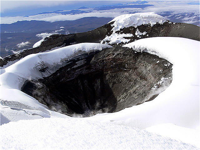 Blick in den Krater - auf dem Gipfel des Cotopaxi in 5.897 m Höhe. Leider verhinderte miserables Wetter dieses Erlebnis !