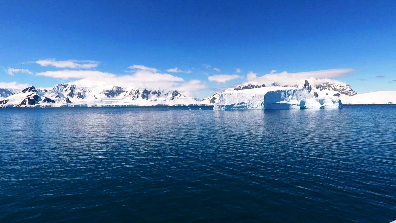 Wir passieren gestrandete Eisberge