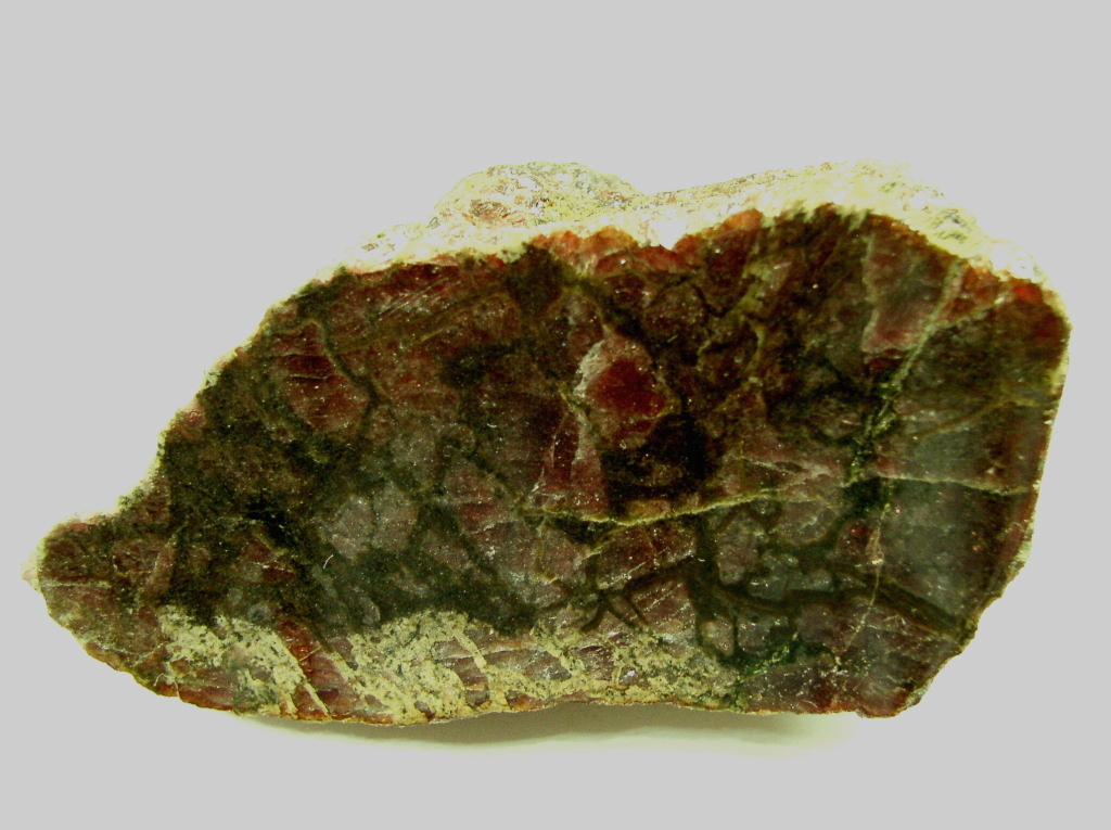 https://0501.nccdn.net/4_2/000/000/038/2d3/Granatpyroxenit--7-x-3-5-cm-Klein-Ulrichschlag.jpg