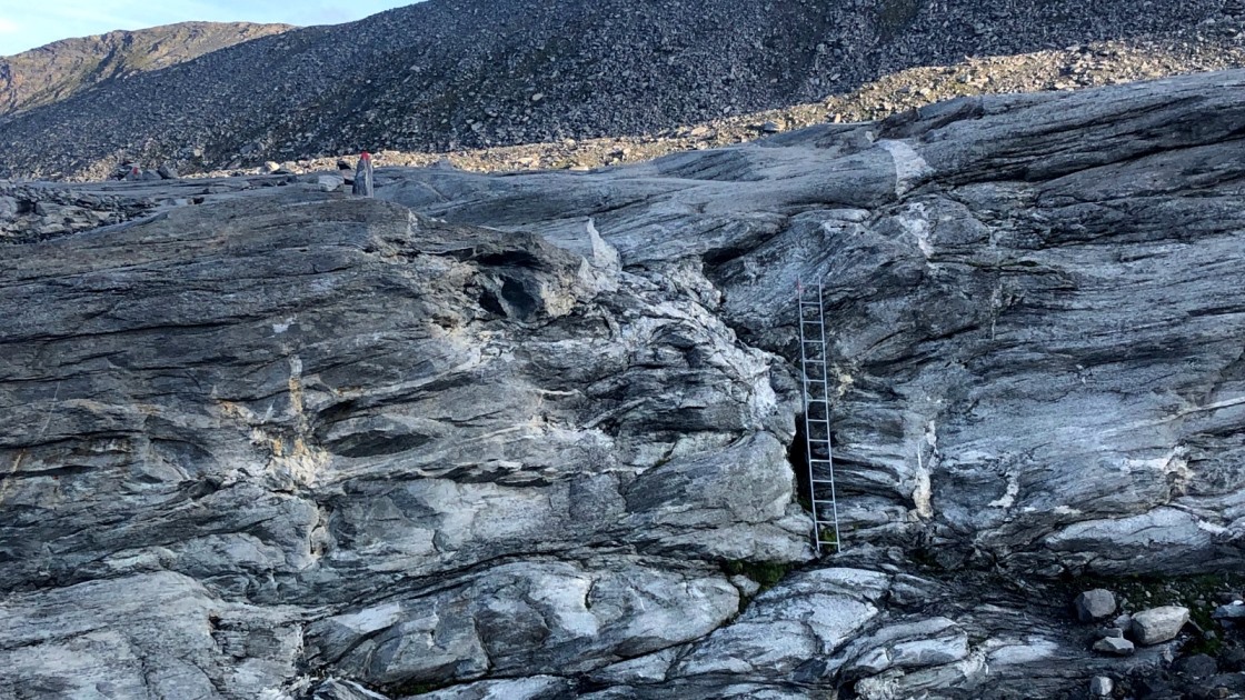 Eine Leiter hilft die Felsstufe zu überwinden