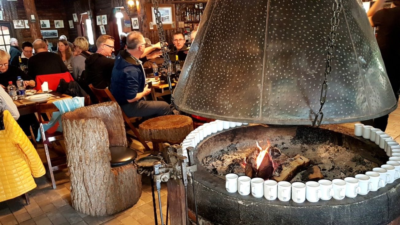 Kaffee wird über offenem Feuer zubereitet