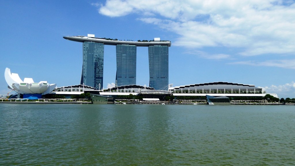 Das Marina Bay Sands Hotel an der Mündung des Singapore Rivers in die Marina Bay am Zugang zum Pazifik