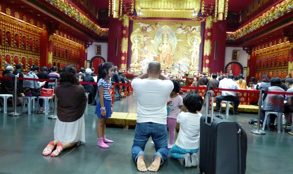 Gläubige Buddhisten beim Gebet