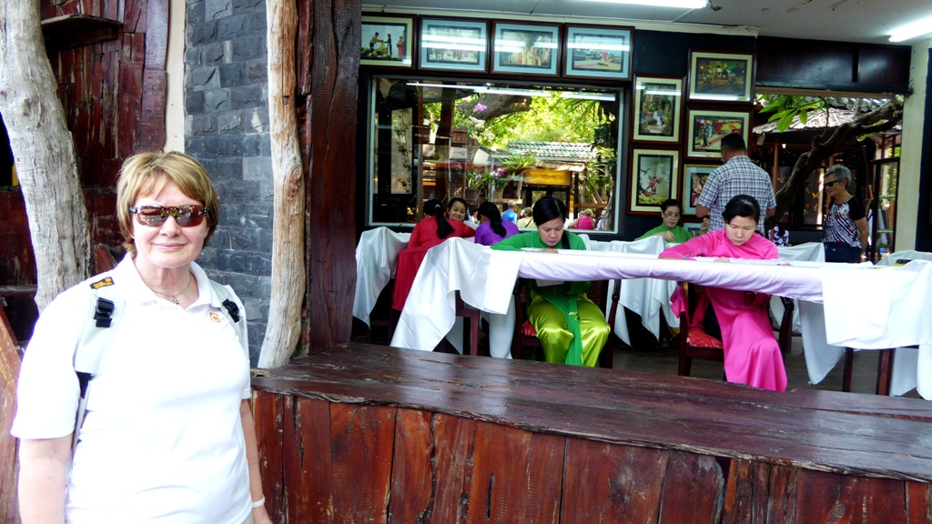 Wir besuchen die Seidenstickereischule XQ