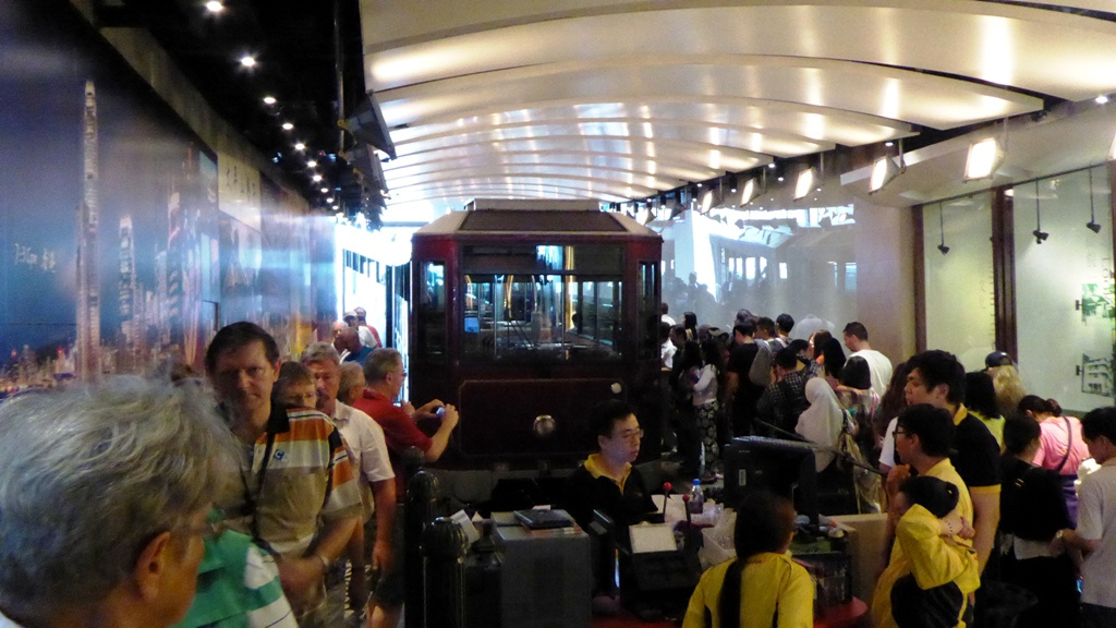 In die Stadt hinunter fahren wir mit der Peak Tram