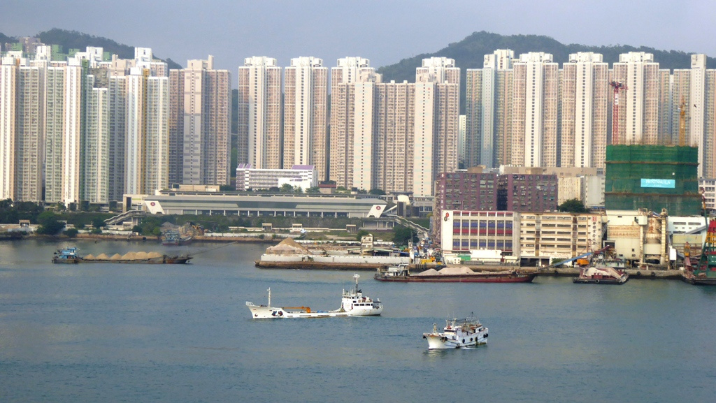 Hochhäuser säumen die Hafenausfahrt