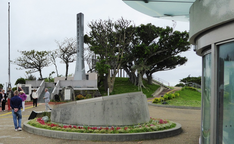 Gedenkstätte über dem Eingang zu den unterirdischen Anlagen aus dem 2. Weltkrieg
In den darunterliegenden Schutzräumen begingen Commander Minoru Ohta und seine Offiziere kollektiven Selbstmord.