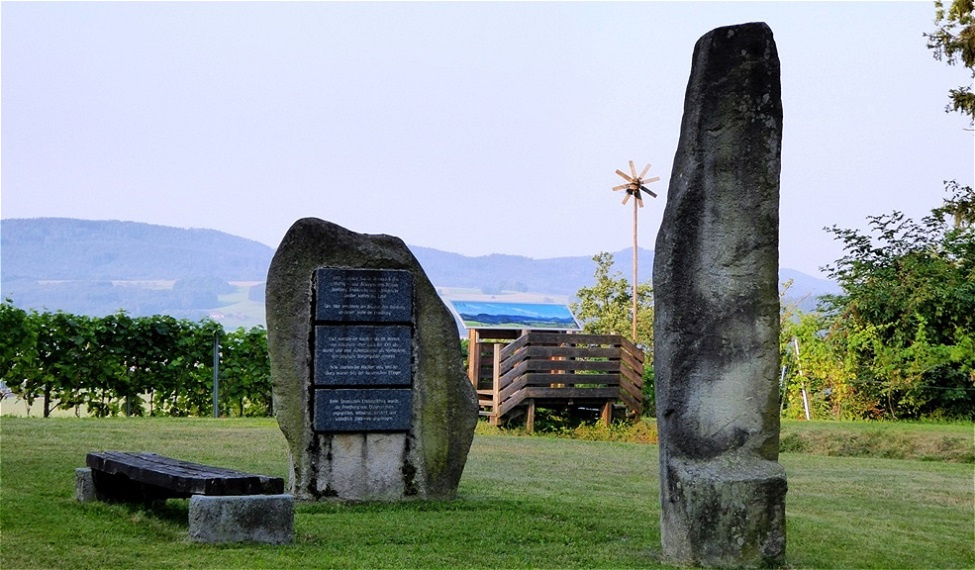Vor den Gedenksteinen