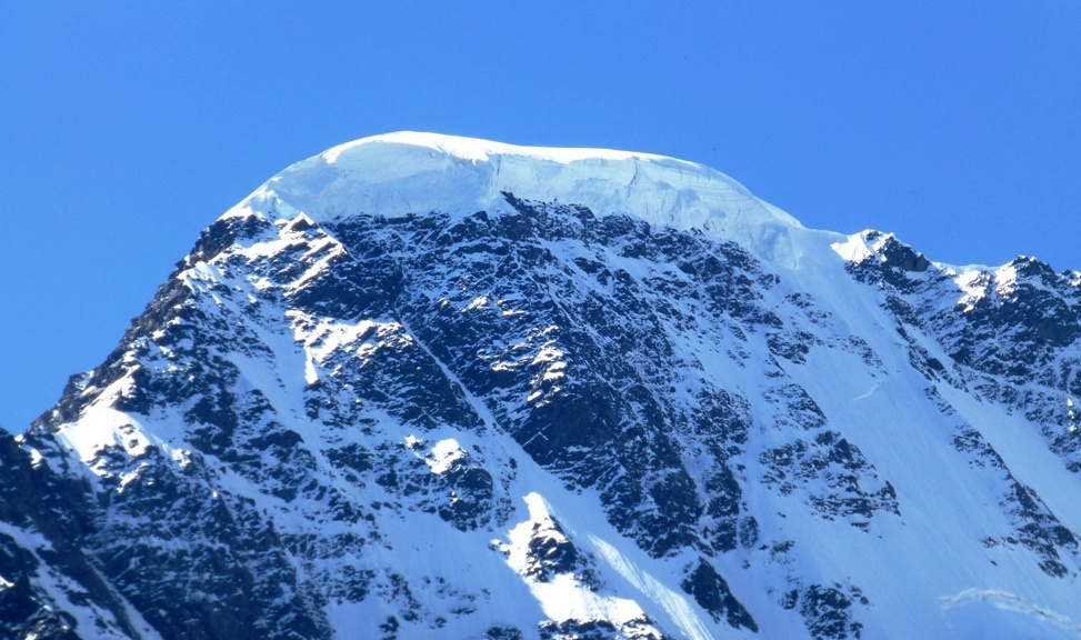 Gewaltiger Sèrac am Gipfelkamm- irgendwann holt die Schwerkraft den Hängegletscher herunter !