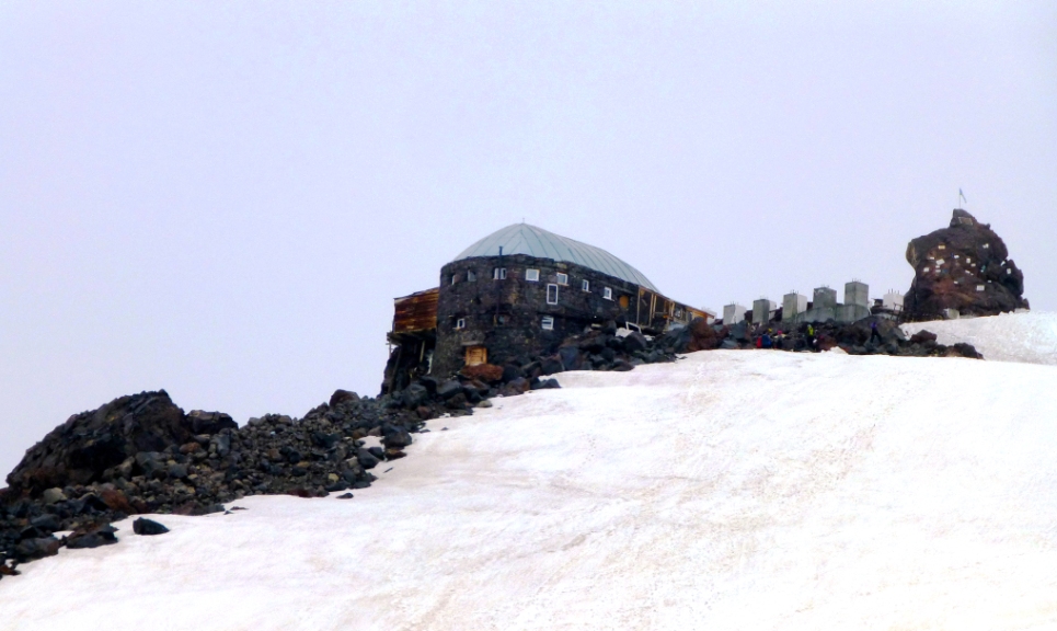 Die Prijut 11 Hütte in 4.100 m Seehöhe - 1929 von 11 Wissenschaftlern errichtet - 1932 wurde der Bau erweitert