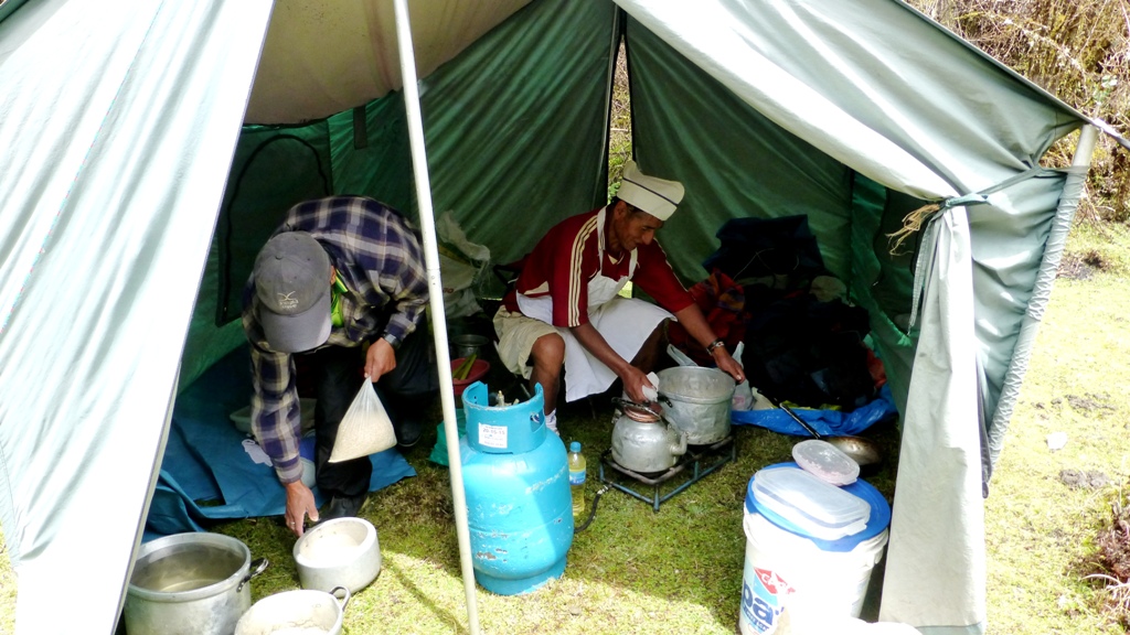 Reges Treiben im Küchenzelt