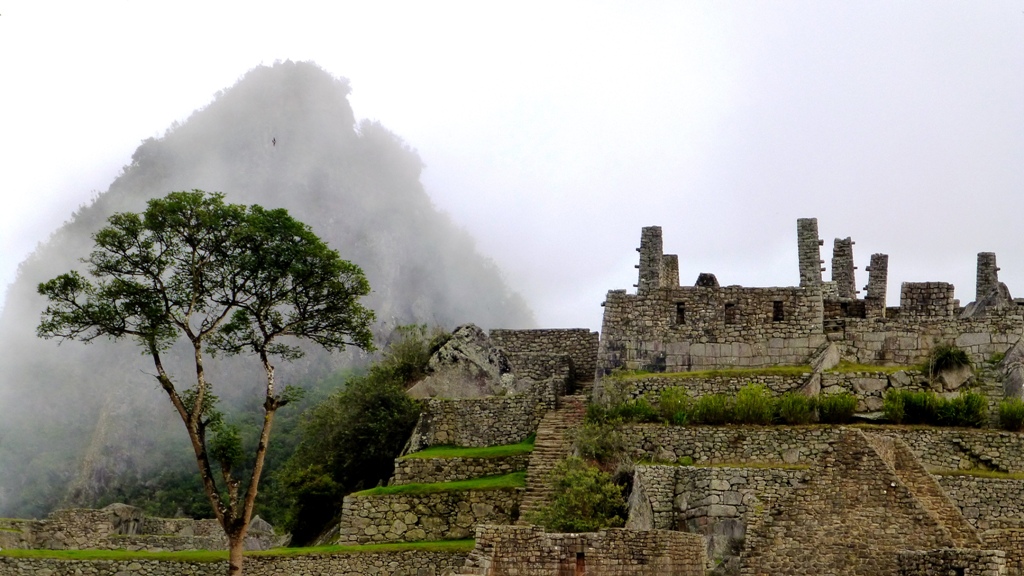 Die ersten Steinbauten tauchen im Nebel auf