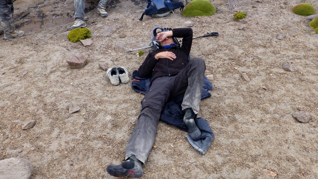 Wieder im Basislager - Erschöpfung macht sich breit
Die Höhe haut die stärksten Männer um !!!